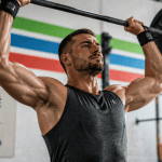athlète développé militaire barre salle de sport