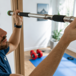 barre de traction de porte sur cadre en bois