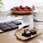 Chocolat noir 70% : bienfaits et mefaits sur table