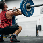 Clean and jerk crossfit : athlète en power position, focus technique et puissance