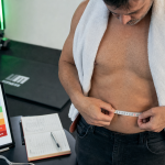 Perte de poids homme : mesure du tour de taille et graphique IMC en salle de sport