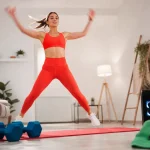 Fitness en musique : jumping jacks avec BPM en salle de sport
