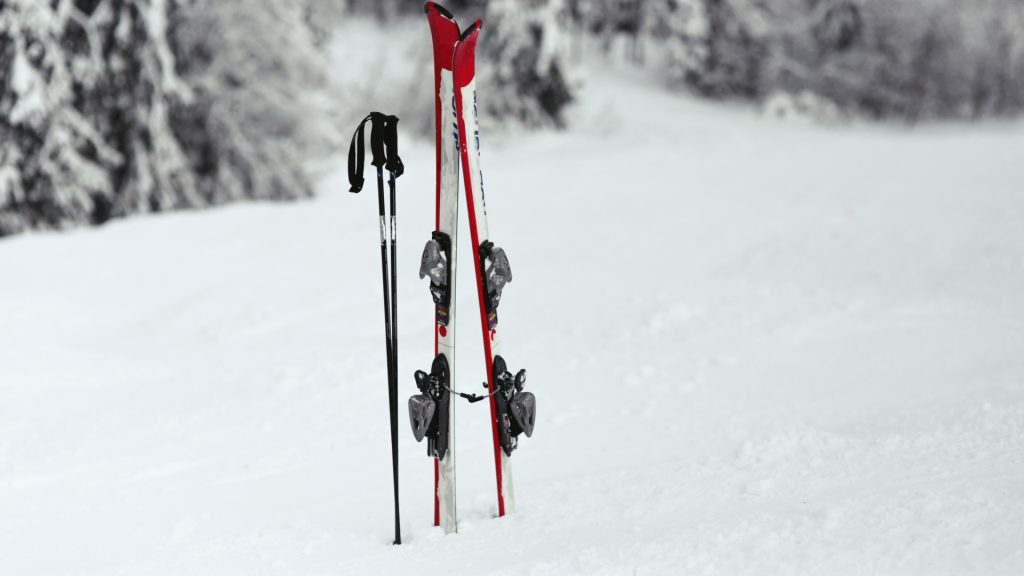 Pack skis, chaussures et bâtons : comment bien choisir son équipement ?
