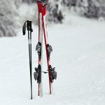 Pack skis, chaussures et bâtons : comment bien choisir son équipement ?