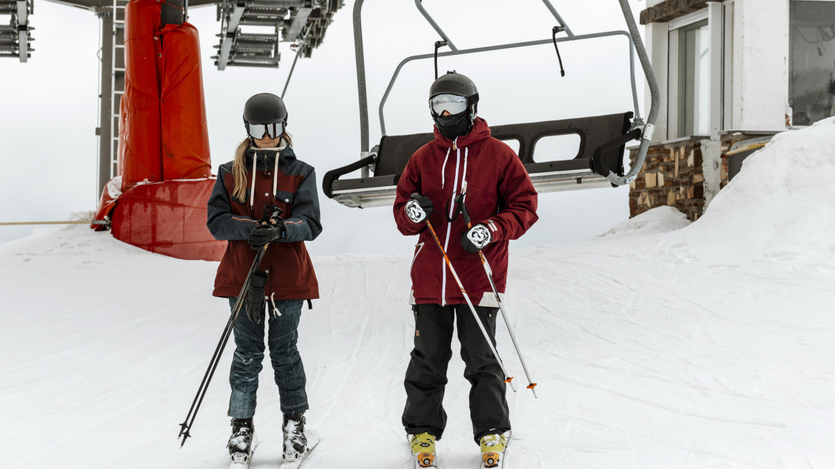 personnes partant skier