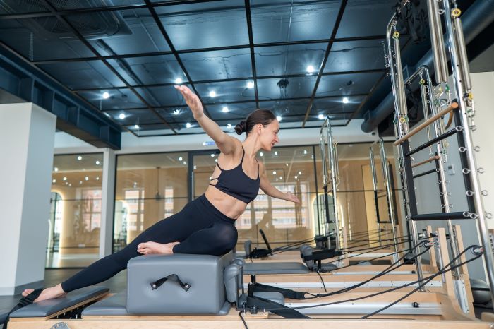 Pilates Reformer : quels bienfaits chez soi ou en studio ?